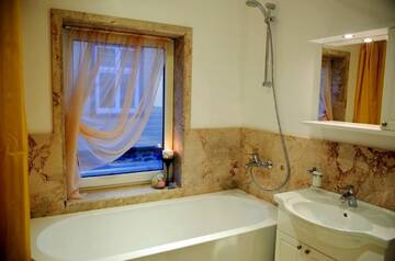 Фото номера Двухместный номер Делюкс с 1 кроватью и ванной Апарт-отели Embrace Guestrooms &amp; Apartments г. Пярну 4