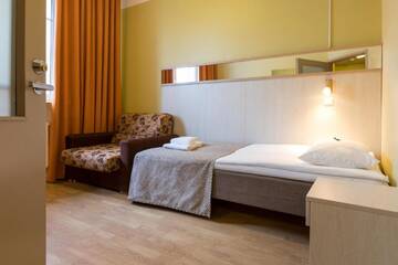 Фото номера Семейный номер с видом на сад Отель Viiking Spa Hotel г. Пярну 2