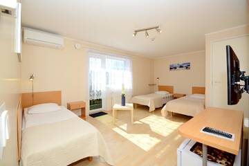 Фото номера Трехместный номер с балконом Гостевой дом Aisa Guesthouse г. Пярну 4