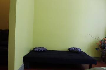 Фото номера Двухместный номер с 1 двуспальной кроватью, дополнительной кроватью и собственной ванной комнатой Хостелы Hostel Lõuna г. Пярну 4