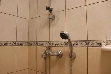 Фото номера Двухместный номер с 1 двуспальной кроватью, дополнительной кроватью и собственной ванной комнатой Хостелы Hostel Lõuna г. Пярну 7