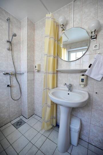 Фото номера Трехместный номер с балконом Отель Villa Johanna Guesthouse г. Пярну 5